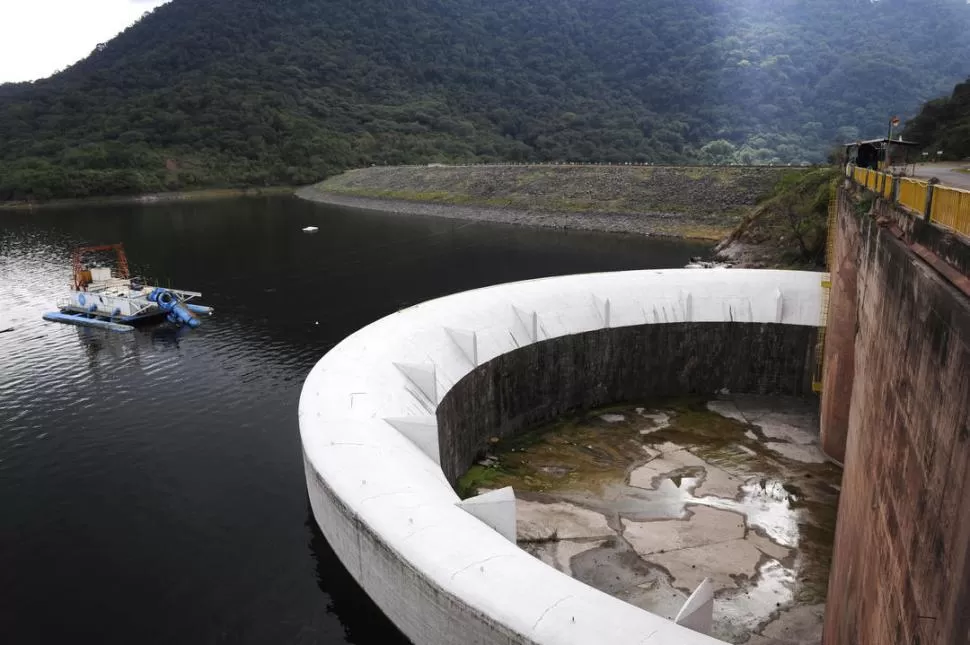 EN ALERTA. 3,25 metros por debajo del nivel máximo es la cota actual del dique El Cadillal, informó Desiderio Dode, titular de Recursos Hídricos. LA GACETA / FOTO DE JORGE OLMOS SGROSSO