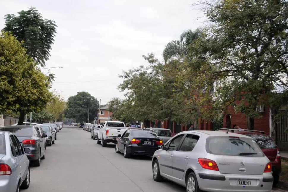 MAYOR PRECAUCIÓN. En los horarios de entrada y salida de clases aumenta el peligro, porque los padres llegan en autos y deben estar alertas. LA GACETA / FOTO DE DIEGO ARAOZ