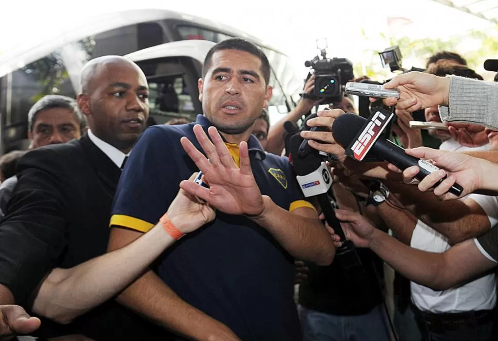 EPA. Riquelme le pide distancia a un periodista en la improvisada rueda de prensa. 