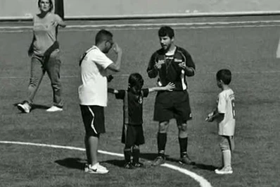 Un niño de cinco años detuvo una pelea para poder seguir jugando fútbol