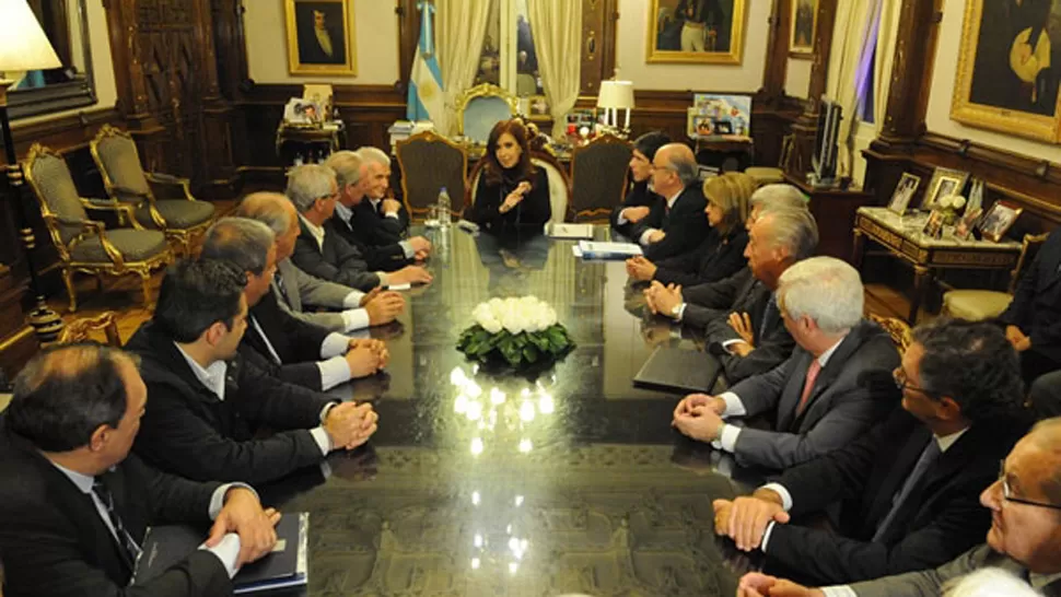 EN CASA DE GOBIERNO. La Presidenta y el ministro de Trabajo recibieron anoche a los dirigentes gremiales. DYN