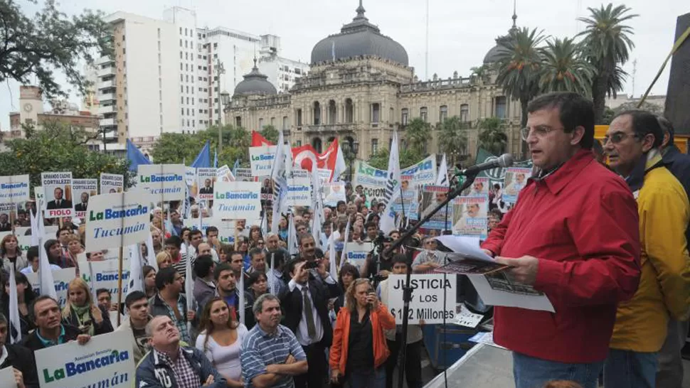 PROTESTAS. Los empleados bancarios protestaron en la plaza Independencia, el 2 de este mes. LA GACETA