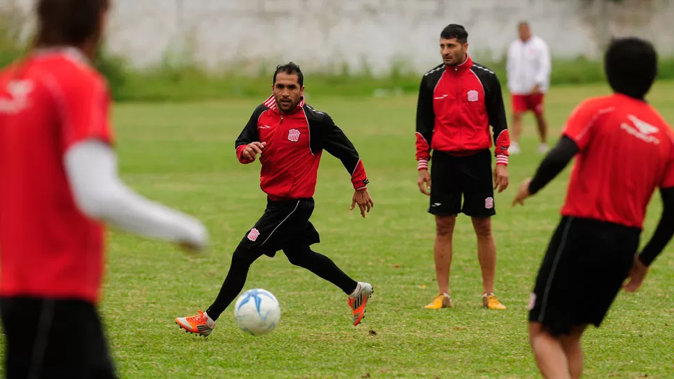 DUO DINAMICO. Gustavo Ibáñez y Gustavo Balvorín volverán a formar la dupla ofensiva de San Martín. El santo enfrentará mañana a Gimnasia y Tiro, en La Ciudadela.  