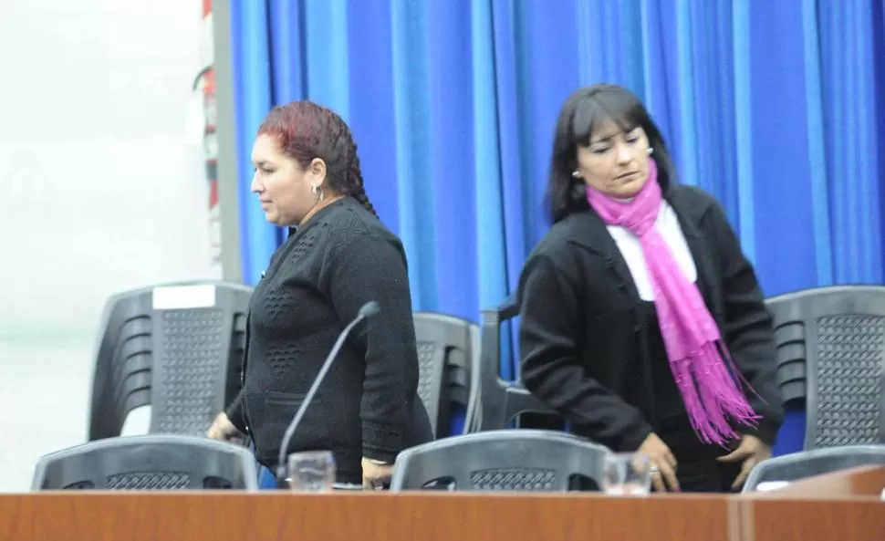 EN LA SALA DE AUDIENCIAS. Teresa Fernanda La Polla Anís (izquierda) y Alejandra del Valle La Ale Tártalo, antes de sentarse en el banquillo.  LA GACETA / FOTO DE  HECTOR PERALTA