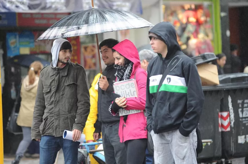 ¡CHUY! Entre paraguas y bufandas, ayer comenzó a notarse el invierno. LA GACETA / FOTOS DE HÉCTOR PERALTA Y DE ANALÍA JARAMILLO