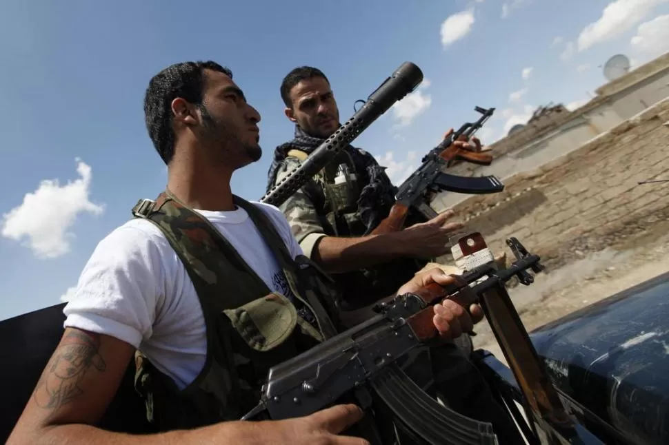 LISTOS. Soldados rebeldes montan guardia en la zona de Raqqa. REUTERS