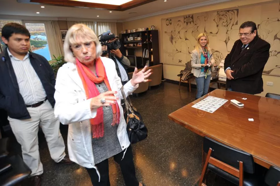 CÓNCLAVE. Randisi conversa con la prensa tras la reunión. Leal la observa. 