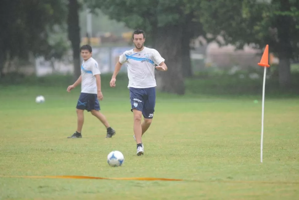 NO SE LE DIO. Dutari pudo haber convertido en Bahía Blanca su segundo gol con la camiseta de Atlético. Hubiera sido igual de agónico, ya que el único que logró en el decano sirvió para vencer a Merlo 2-1. 