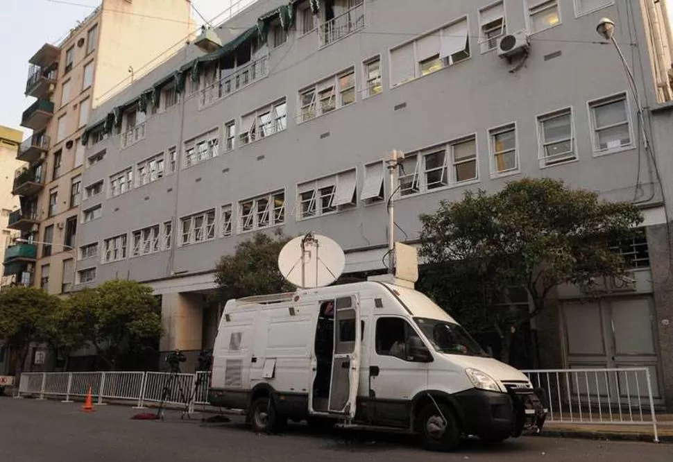 PREPARÁNDOSE PARA UNA EVENTUAL DEFENSA. Las autoridades del Grupo Clarín hicieron vallar el edificio para resistir una medida del Gobierno. DIARIO PERFIL.COM