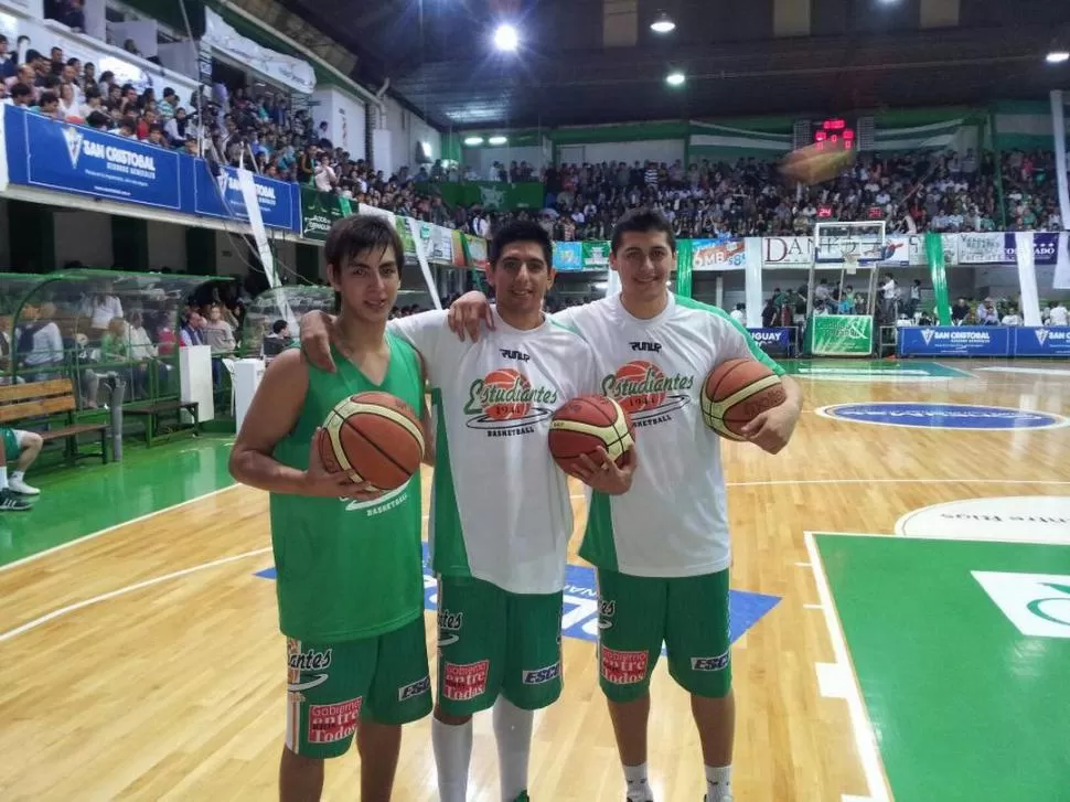 TERCETO GANADOR. Sebastián Osores, Eduardo Gamboa y Pablo Osores festejaron con el verde el ascenso a la elite. 