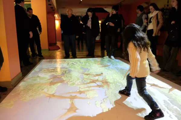Semana de los museos: en el piso interactivo chicos y grandes aprenden jugando
