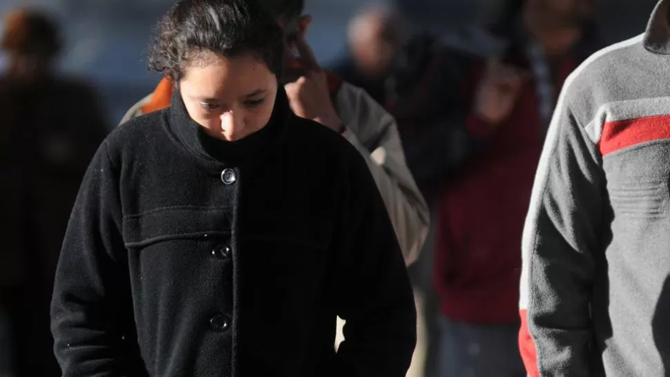 A ABRIGARSE. La fría mañana obligó a muchos a rescatar los abrigos del ropero. ARCHIVO LA GACETA / INES QUINTEROS ORIO