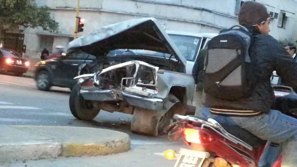 TREMENDO. Así quedó el frente de una de las camionetas. FOTO TOMADA DE TWITTER / @Mirianbrizuela