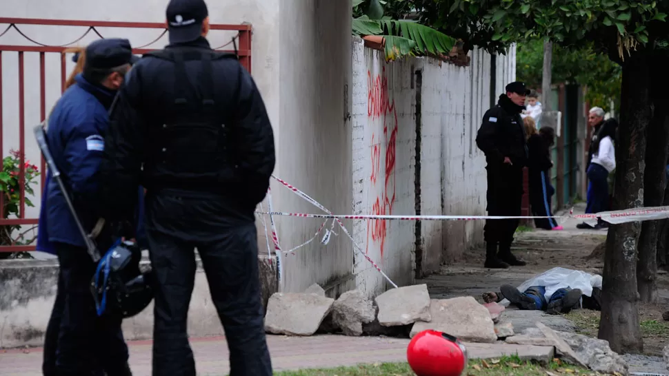 CONMOCIÓN. El cuerpo del ladrón quedó tendido en la calle. LA GACETA / FOTO DE JORGE OLMOS SGROSSO