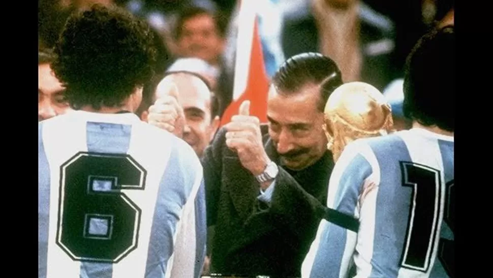 ALIVIADO. Los holandeses estaban muy tocados ideológicamente; por suerte le entregué la copa a Passarella, dijo Videla respecto de la posibilidad de que ganara la selección holandesa. FOTO TOMADA  DE A24.COM