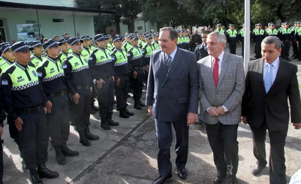 JURAMENTO. José Alperovich y Jorge Gassenbauer, en la escuela de Policía. PRENSA Y DIFUSIóN