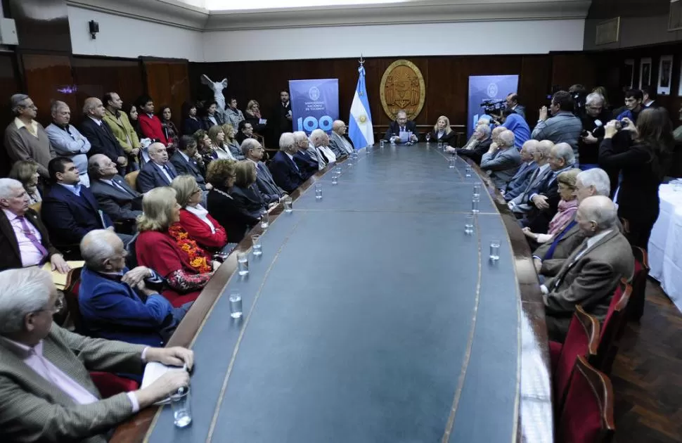 ACTO. El rector, Juan Cerisola, encabeza el acto que se llevó a cabo en el Rectorado y mediante el cual se formó la Comisión Honoraria por el Centenario. Alrededor, el grupo de notables (y otras personas) lo escuchan. LA GACETA / FOTOS DE ANALIA JARAMILLO 