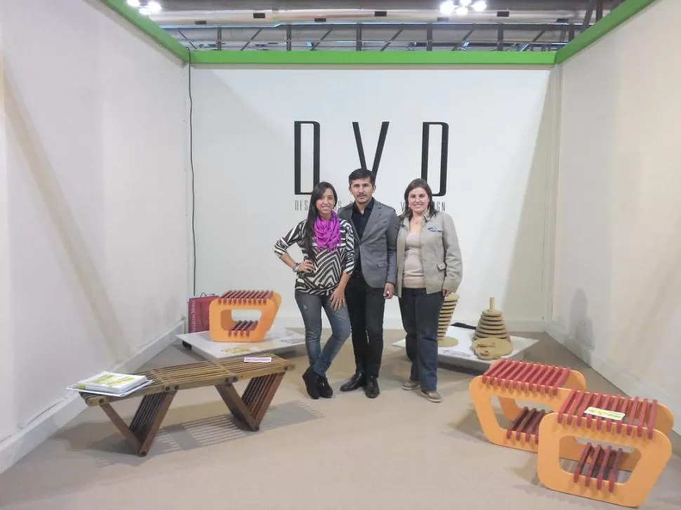 EQUIPO. Mariana Jiménez, Carlos Ramírez y Carolina Vera en la Feria.