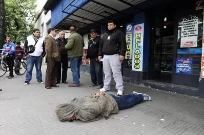 Le frustraron un violento asalto y terminó de narices en el piso