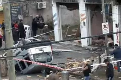 Una pérdida de gas hizo explotar una panadería y destruyó la fachada y un auto