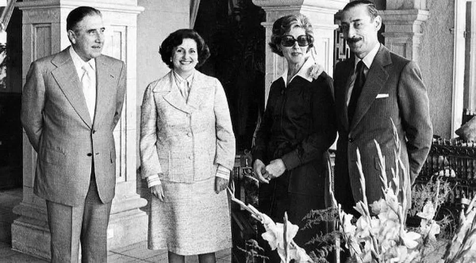 CON SU ESPOSA. Videla y Raquel Hartridge tuvieron siete hijos. 