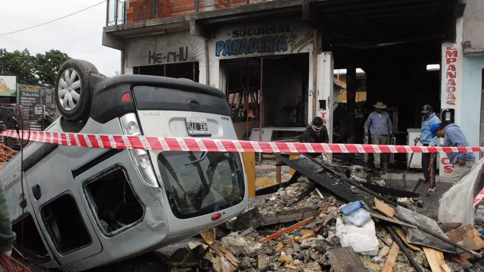 DESTROZADO. Así quedó el local donde funcionaba la panadería. TELAM