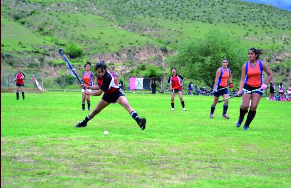 EL BOCHAZO. Los valles calchaquíes son el escenario para las verdaderas artistas del deporte que La Lucila practica con alma y vida, sin temores y por amor al equipo. 