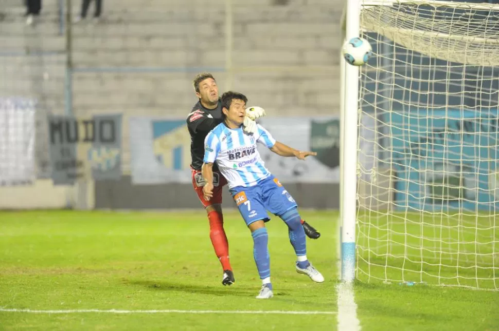 EN ESTA, NO. Chiarini empuja a Rodríguez, que no llega a cazar el balón. Después, Pulguita se vengó y anotó el 2-0. 