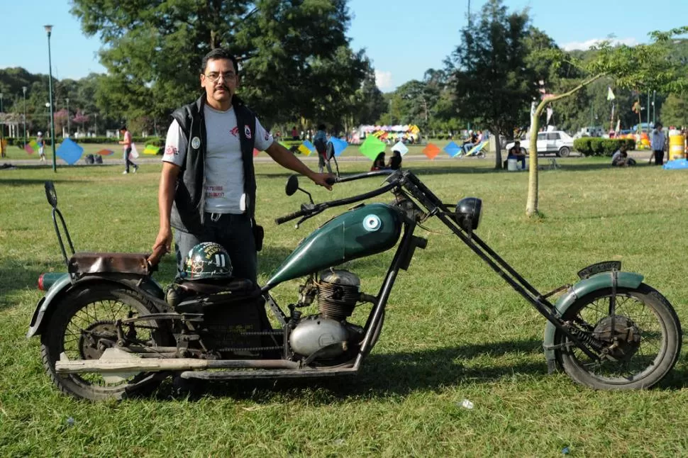 PERSONALIZADOS. Esteban, junto a los cascos con diseños particulares. 