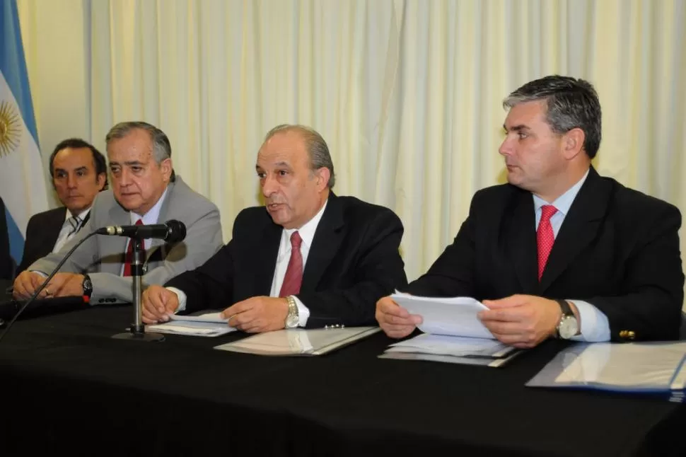 PLAN. Páez (de gris) junto a Héctor Ávila y Rodolfo Moisá, de Feput. LA GACETA / FOTO DE INéS QUINTEROS ORIO