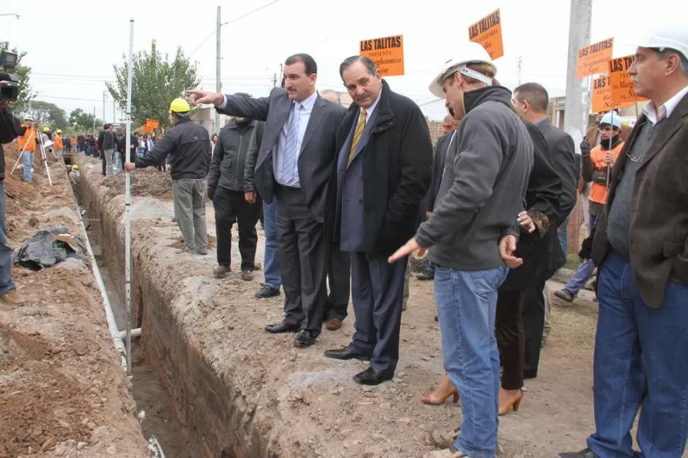 CLOACAS. El gobernador Alperovich recorrió ayer obras en Las Talitas. PRENSA Y DIFUSIÓN