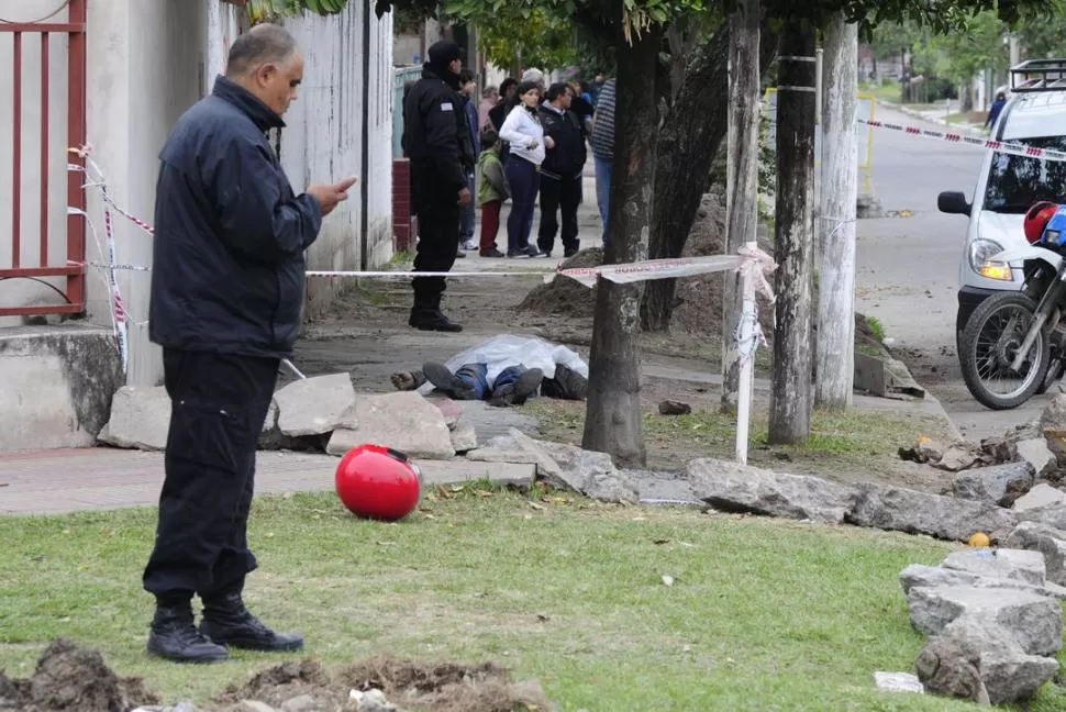  LEJOS DEL CASCO. El cuerpo de Martín Jerez quedó en la vereda, boca arriba, y con los brazos extendidos. LA GACETA / FOTO DE JORGE OLMOS SGROSSO