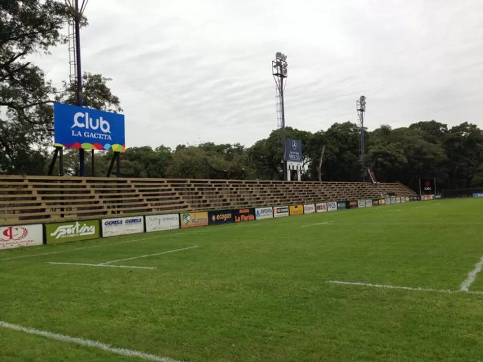 SIEMPRE VERDE. Una postal de la nueva cara de la cancha 1 del Tucumán Lawn Tennis, que contará con una variedad de césped de invierno que permitirá mantener su color a lo largo de toda la temporada. 