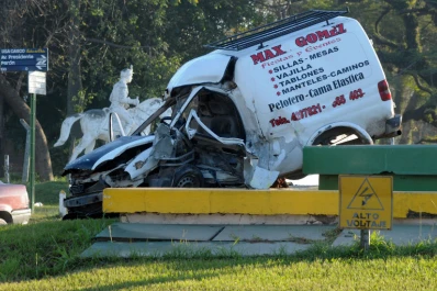 Perdió el control de la camioneta y terminó adentro de una fuente