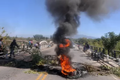 En reclamo de seguridad, vecinos de El Timbó cortan la ruta 305