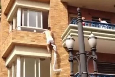 Amante descubierto huye por la ventana