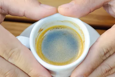 El Café Pendiente, un gesto solidario para quien no puede escaparle al frío