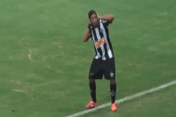 Ronaldinho hizo explotar a la hinchada