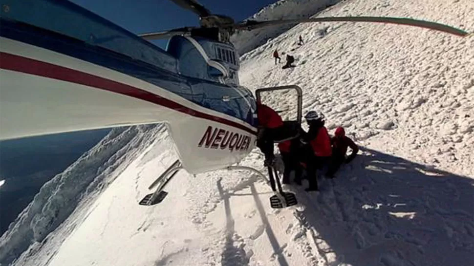 RESCATE EN LA MONTAÑA. Un andinista debió ser asistido después de que se lesionó cuando realizaba el descenso. FOTO TOMADA DE RIONEGRO.COM.AR
