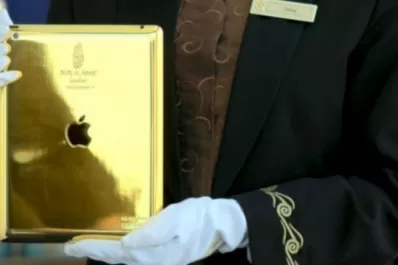 Un iPad de oro es conserje en el hotel más lujoso del mundo