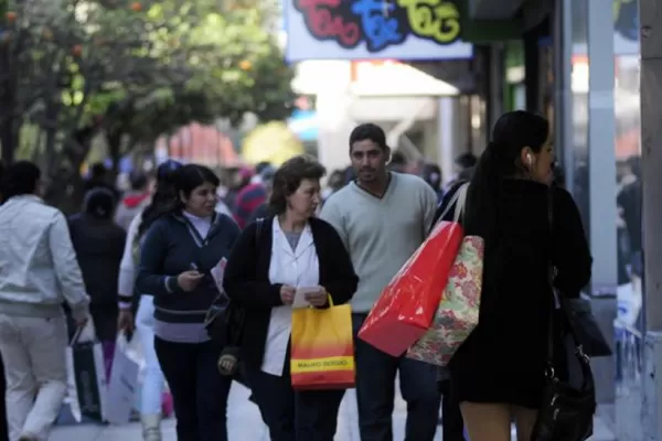 Los comercios quieren abrir el 25 de Mayo, pero el gremio se opone