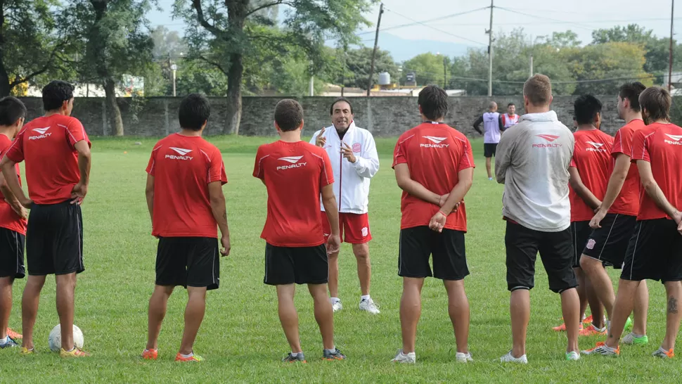 REARMAR. El DT debe sacarse las dudas para conformar el equipo que mañana jugará en Sunchales. ARCHIVO LA GACETA / ANTONIO FERRONI