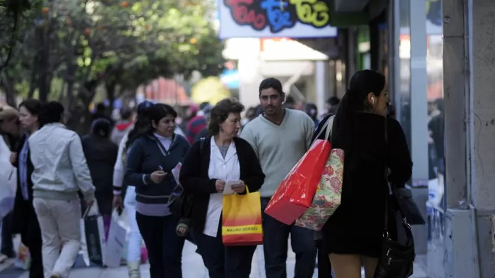 INTERESES CONTRAPUESTOS. Cada feriado se presenta la disputa entre empresarios y sindicalistas sobre abrir o no los comercios. ARCHIVO LA GACETA