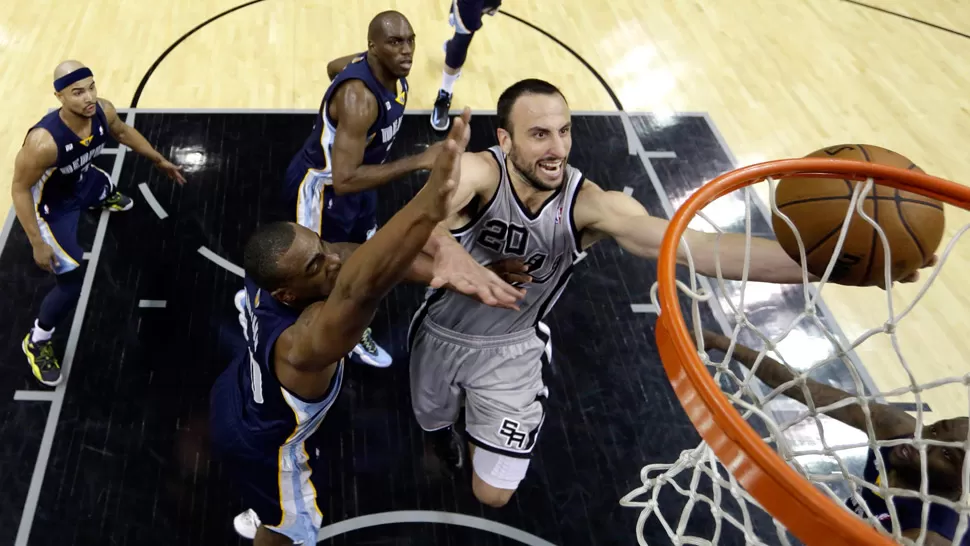 VIGENTE. Manu sigue siendo una figura vital en el esquema que Popovich propone con los Spurs. REUTERS