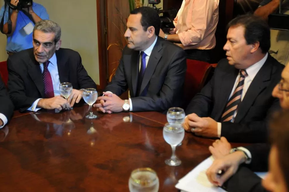 DIÁLOGO. Estofán, Amado y Fernández (de izquierda a derecha) se reunieron el 25 de abril por última vez. LA GACETA / FOTO DE INÉS QUINTEROS ORIO (ARCHIVO)