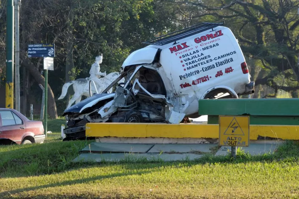 CHOQUE. Como si fuese una estatua de hierro retorcido quedó la camioneta Chevrolet tras el fuerte impacto.  FEBRERO DE 2011 LA GACETA / FOTO DE INéS QUINTEROS ORIO 