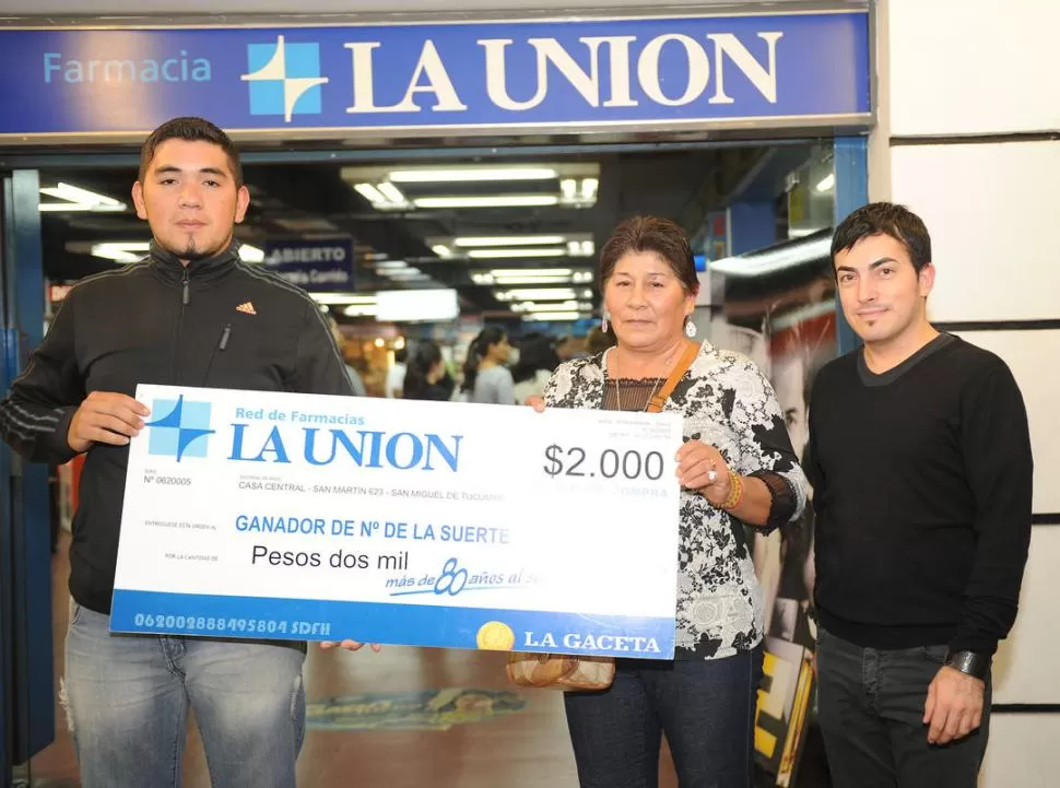 FELIZ. Blanca canjeó lo que necesitaba y hasta llevó regalos.  LA GACETA / FOTO DE HECTOR PERALTA 