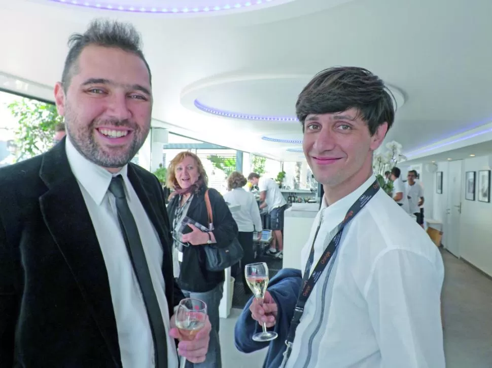 SELLO TUCUMANO. Ezequiel Radusky y Agustín Toscano brindaron en el espacio Miramar, tras el debut mundial de la película que filmaron en Famaillá.  GENTILEZA JAIME RADUSKY