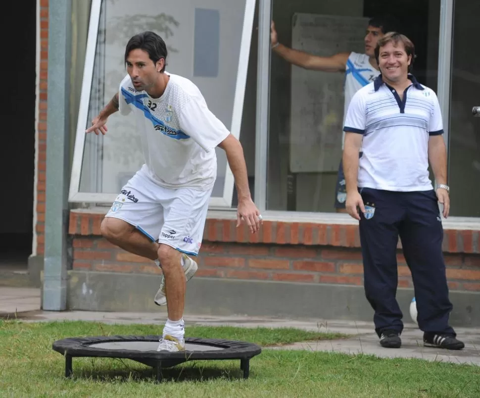 BALANCEÁNDOSE. Leito valoró la persona y el rendimiento de Lucchetti, que seguirá entrenando y jugando pese a todo. 