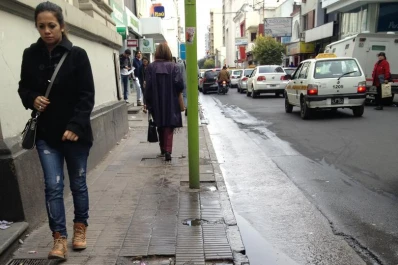 Una vereda de la city bancaria está intransitable